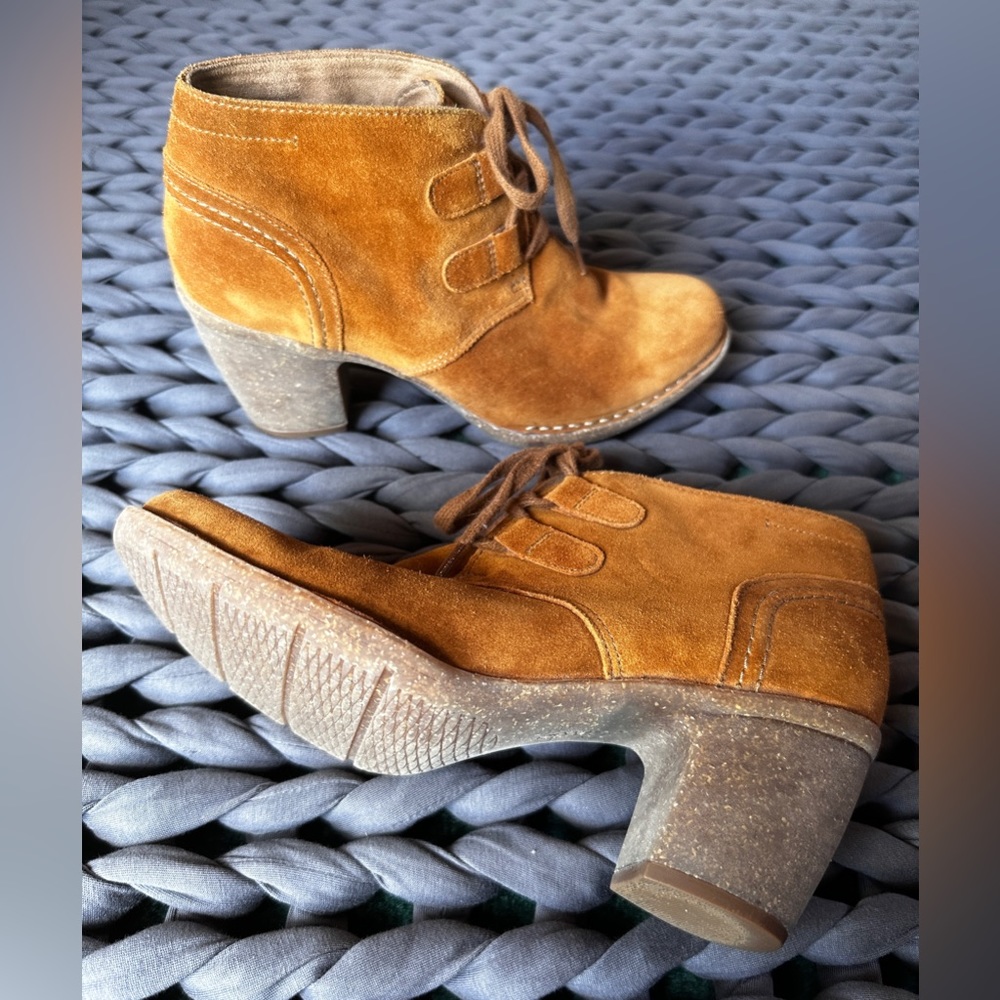 Clarks Women's Carleta Lyon Suede Heeled Ankle Boots - Tan - Size 8.5 - Like New
